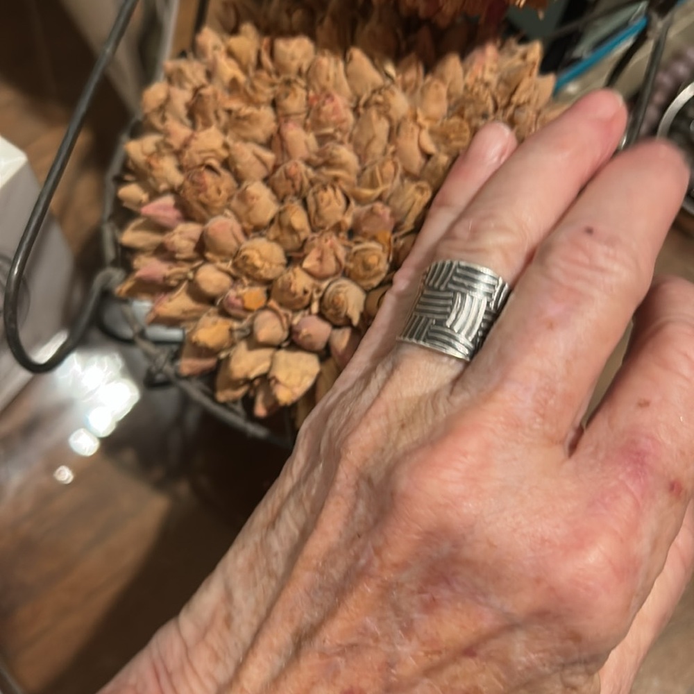 Elegant Silver Patterned Ring - image 5